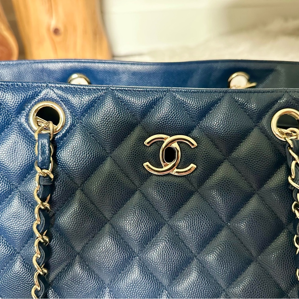 CHANEL Navy Quilted Tote with Chain Straps - Picture 4 of 12